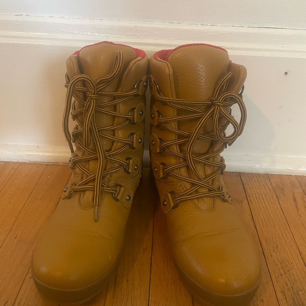 Vintage Cougar Pillow boots in tan